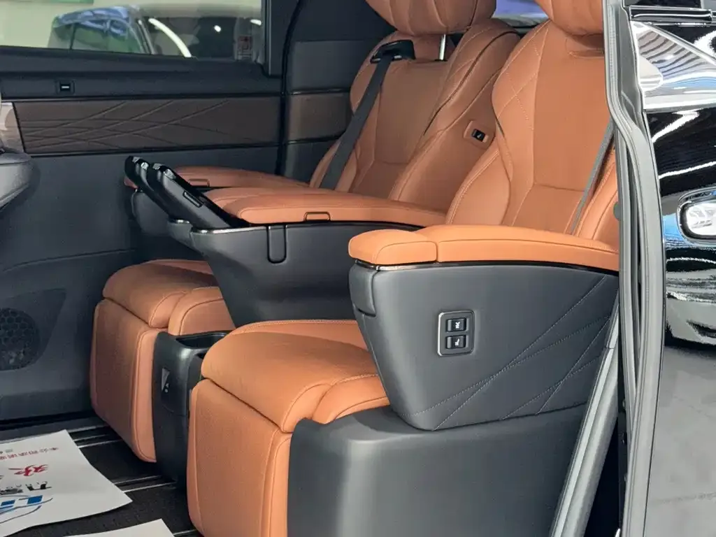 Toyota Alphard — фото 4