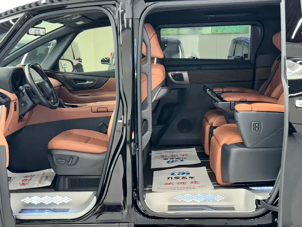 Toyota Alphard — фото 8