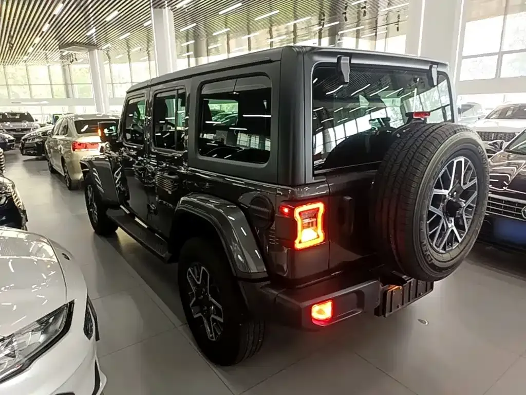 Jeep Wrangler PHEV — фото 7