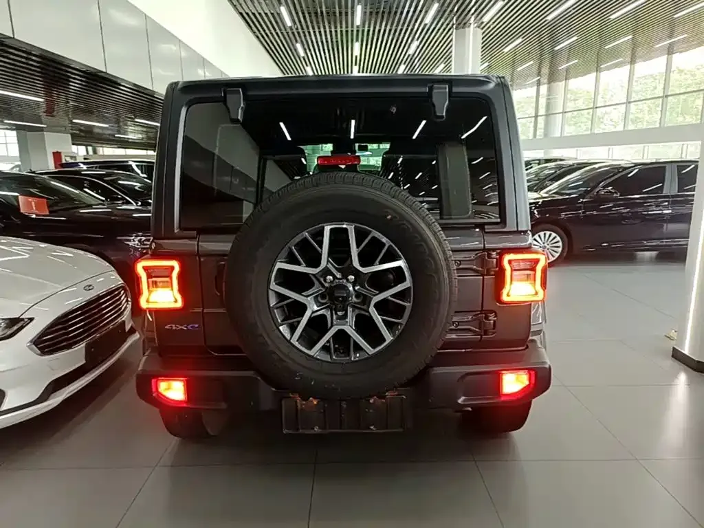 Jeep Wrangler PHEV — фото 10