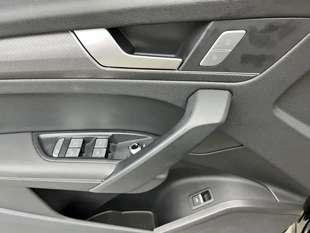 Audi Q5L — фото 5