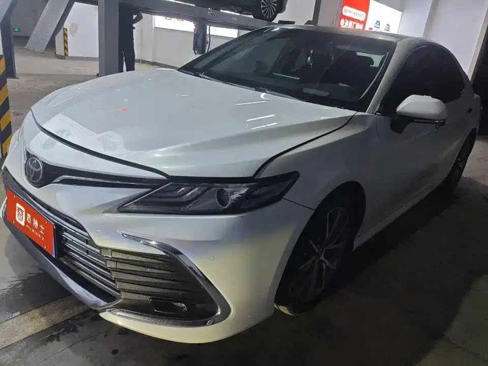 Toyota Camry — фото 1