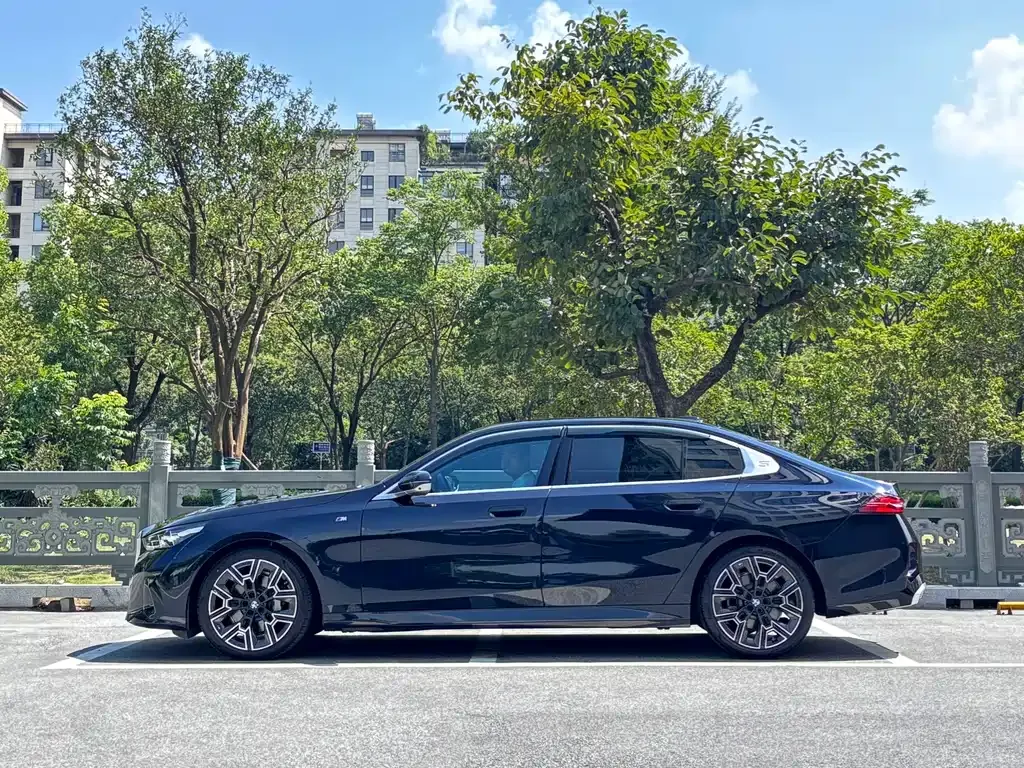 BMW 5 Series — фото 9