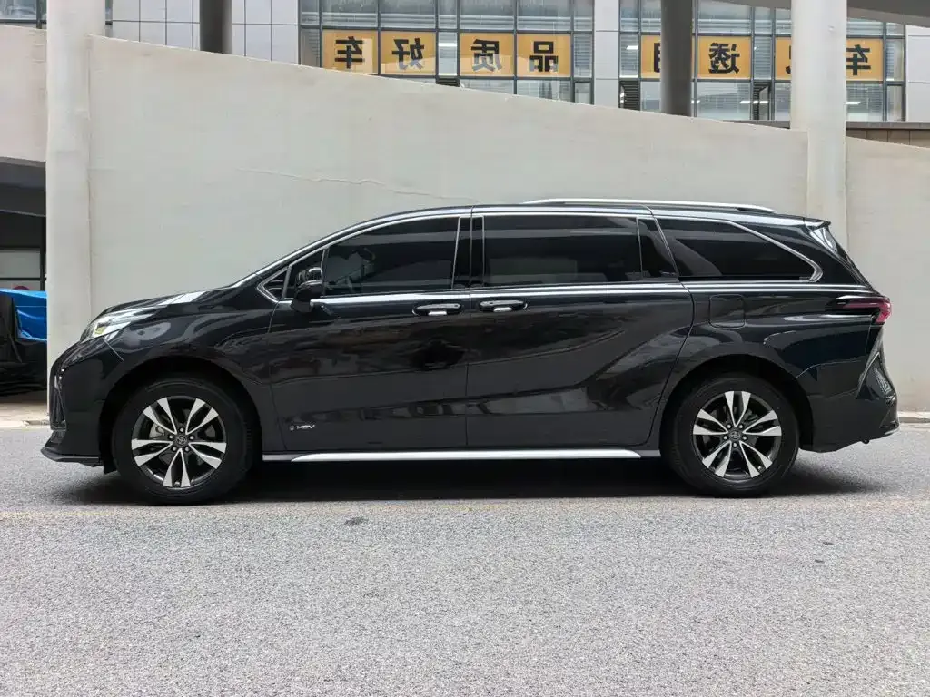 Toyota Granvia — фото 3