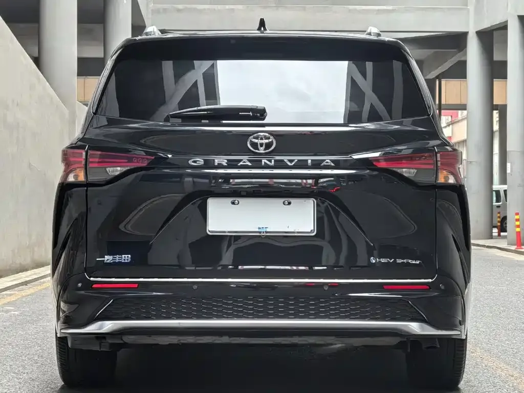 Toyota Granvia — фото 10