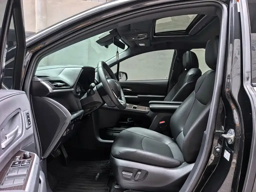 Toyota Granvia — фото 2