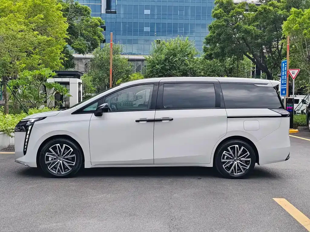 GAC Motor 传祺E8 PHEV — фото 10