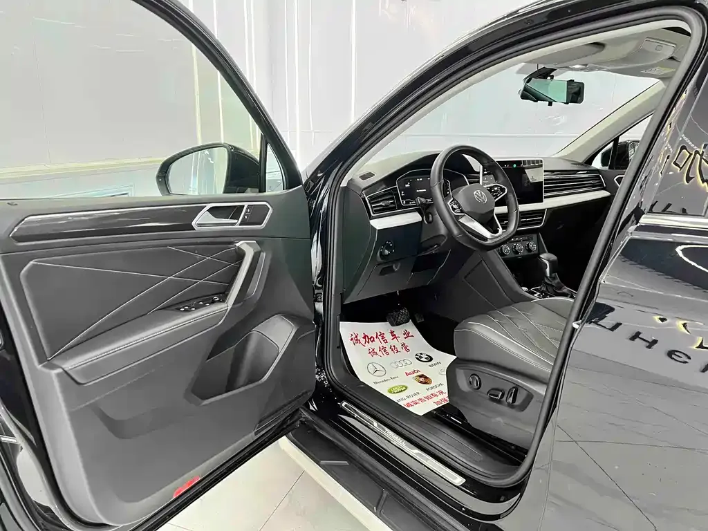 Volkswagen Tiguan L — фото 9