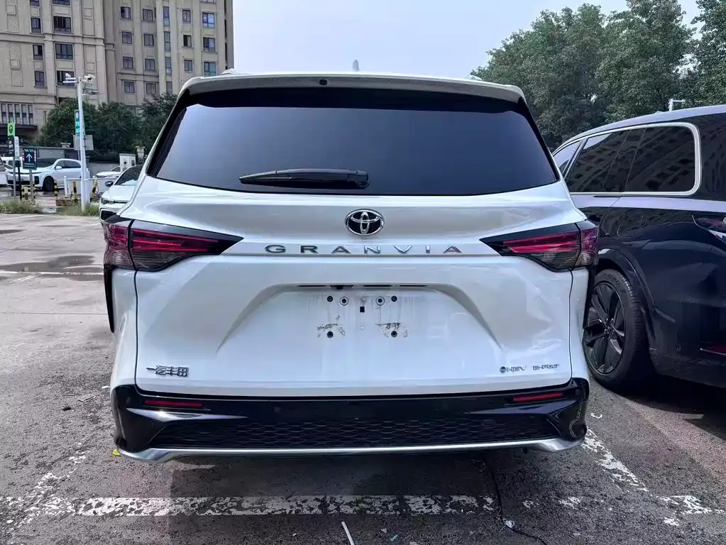 Toyota Granvia — фото 4