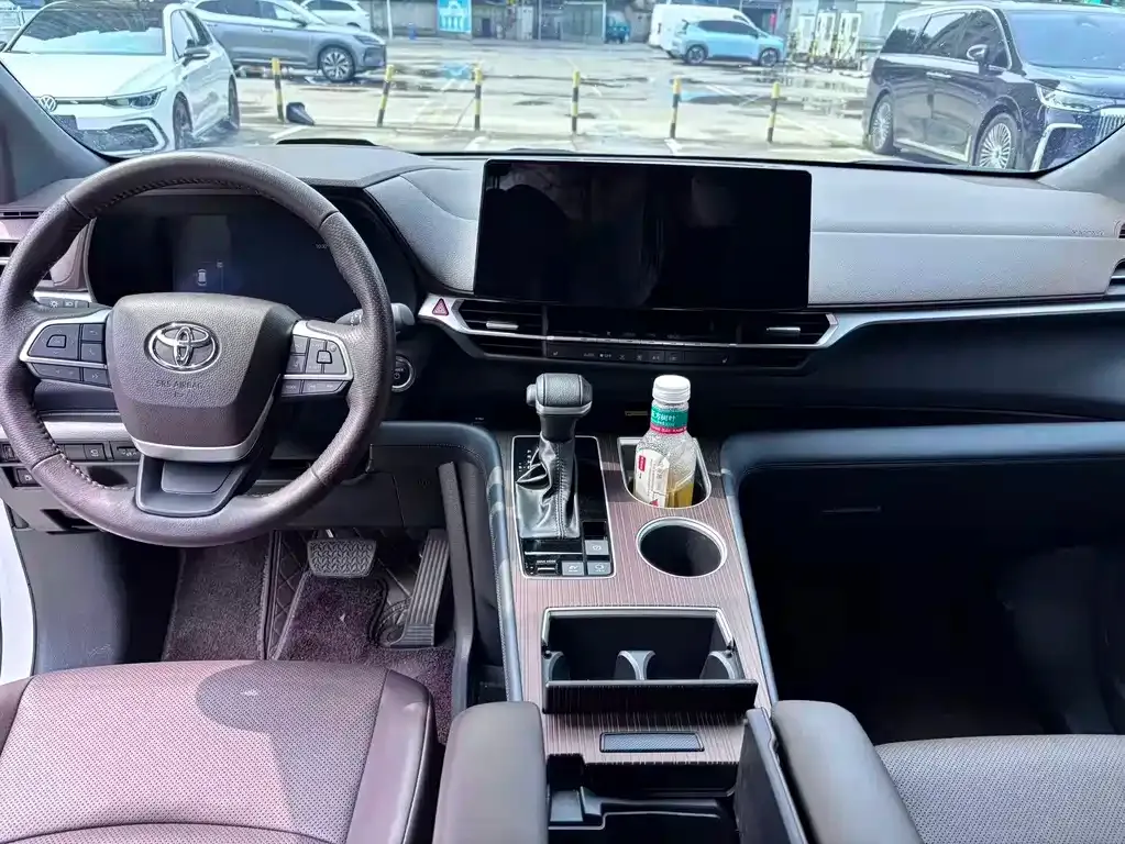 Toyota Granvia — фото 5