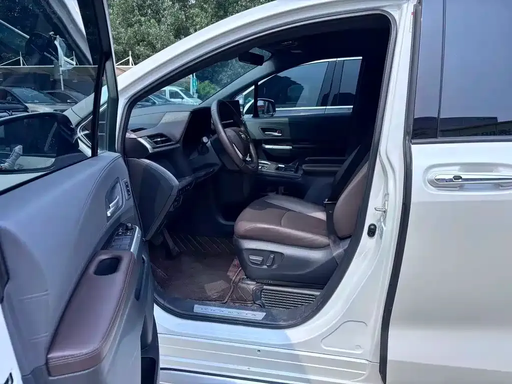 Toyota Granvia — фото 6