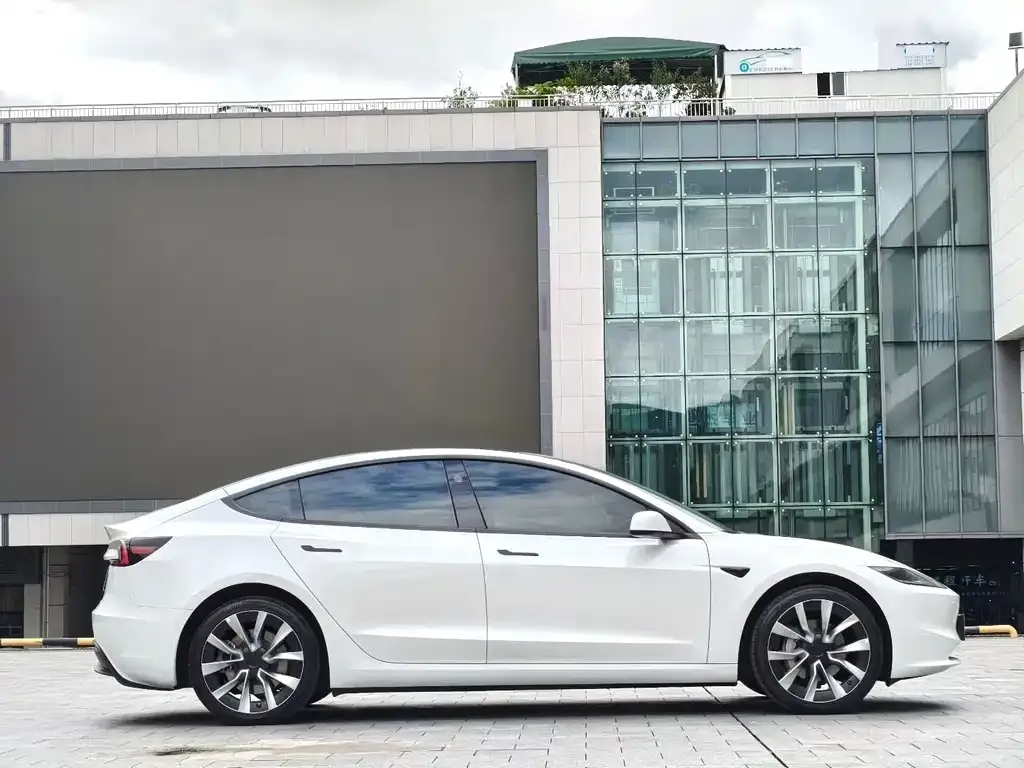 Tesla Model 3 — фото 9