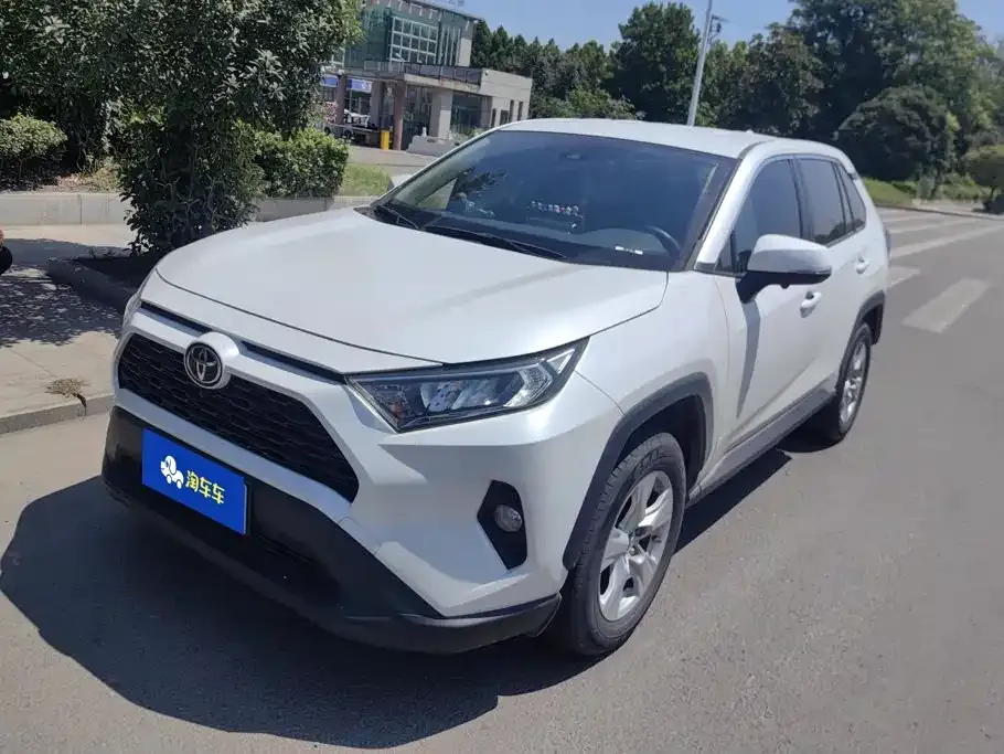 Toyota RAV4 — фото 1