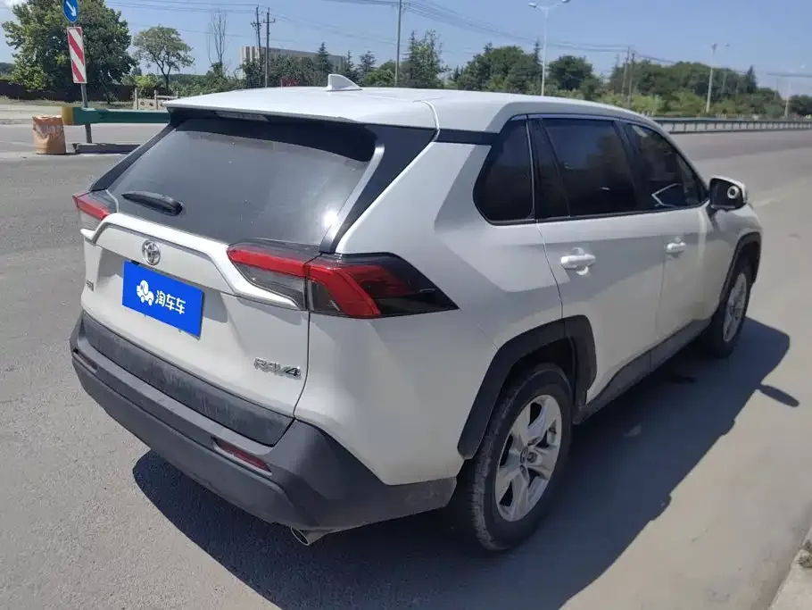 Toyota RAV4 — фото 7