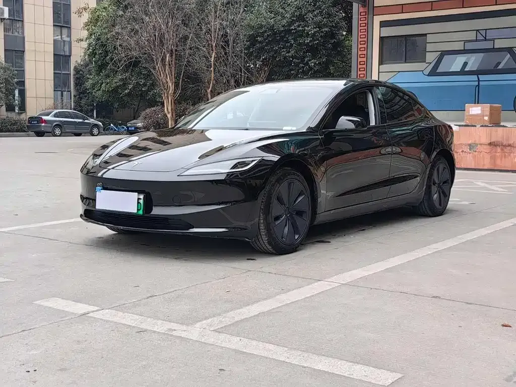 Tesla Model 3 — фото 1