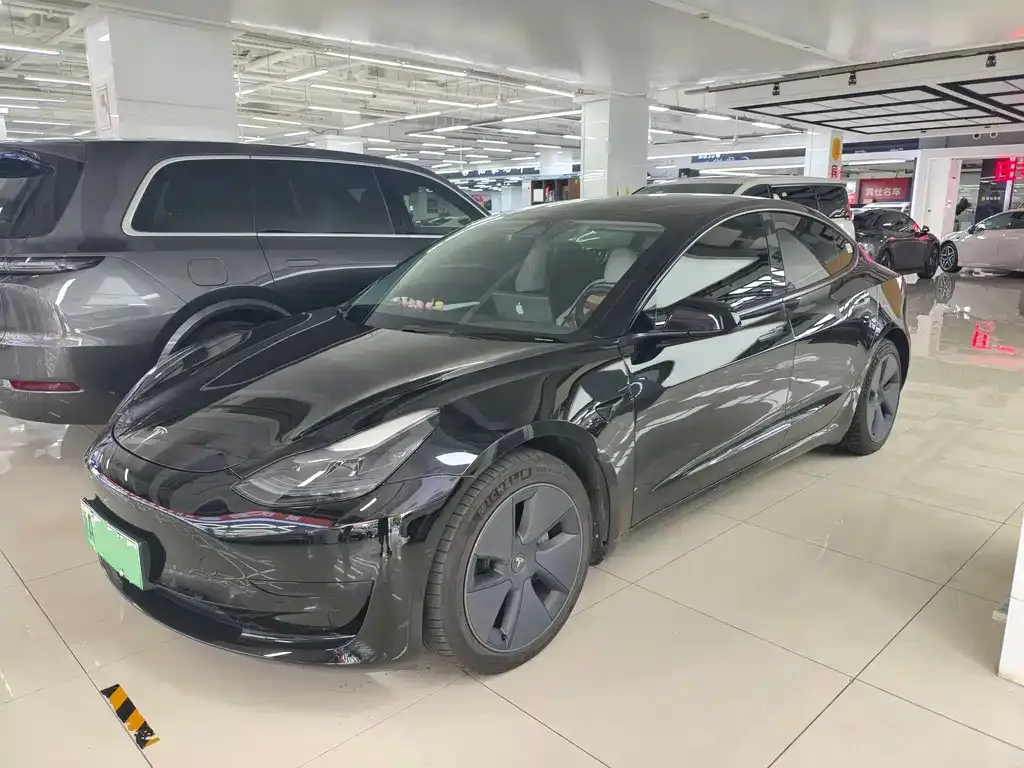 Tesla Model 3 — фото 1
