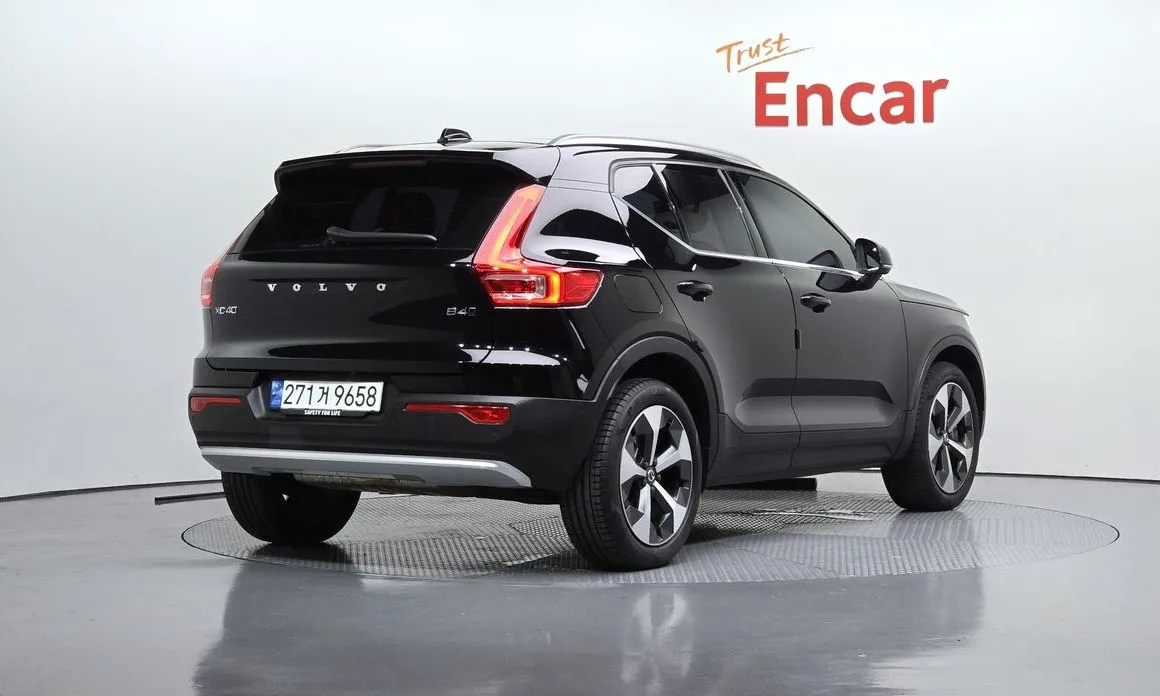 Volvo XC40 — фото 8