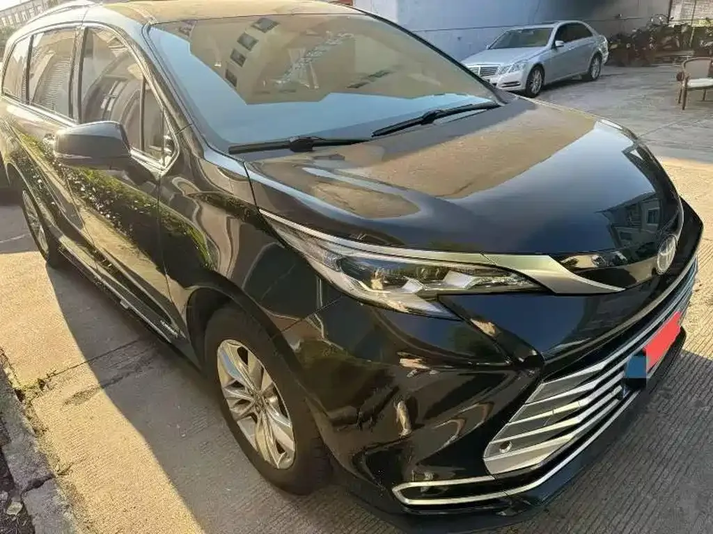 Toyota Sienna — фото 1