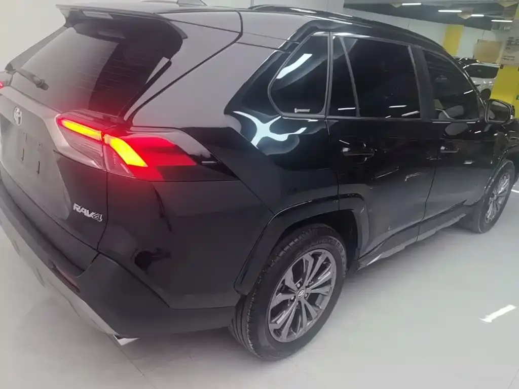 Toyota RAV4 — фото 9
