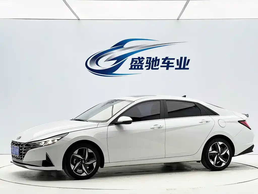 Hyundai Elantra — фото 1