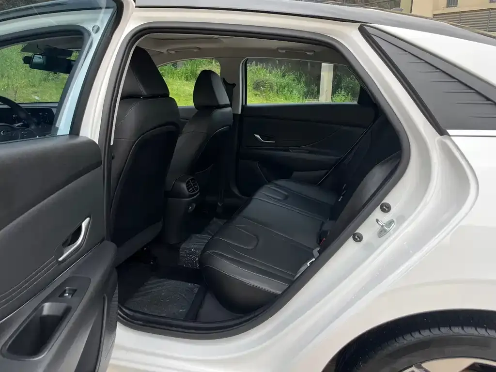 Hyundai Elantra — фото 2
