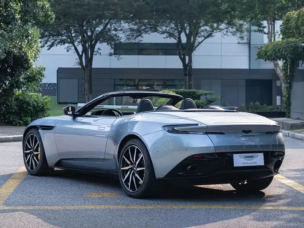 Aston Martin DB11 — фото 10