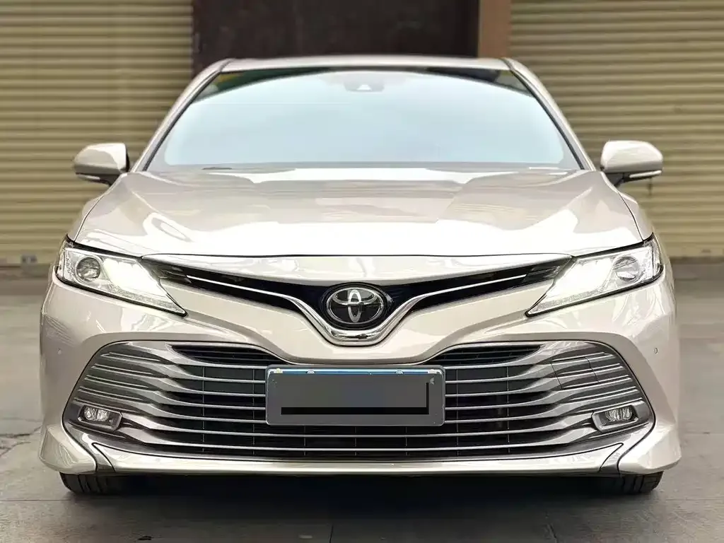 Toyota Camry — фото 1