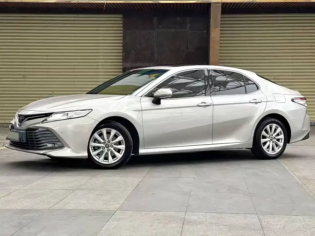 Toyota Camry — фото 2