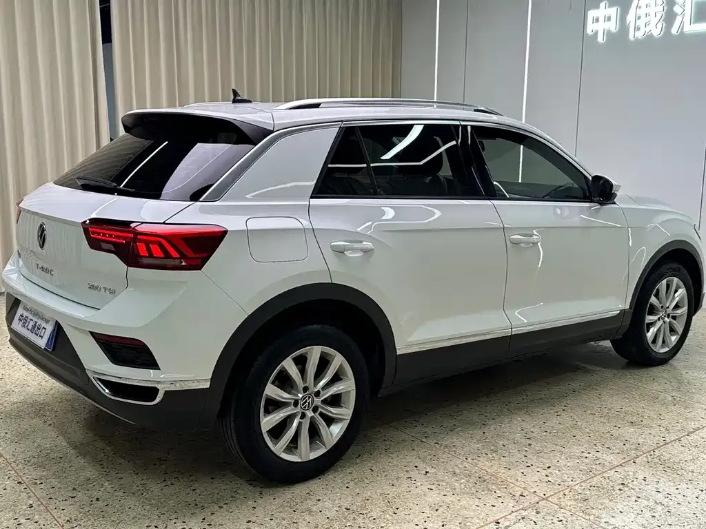 Volkswagen T-Roc — фото 10