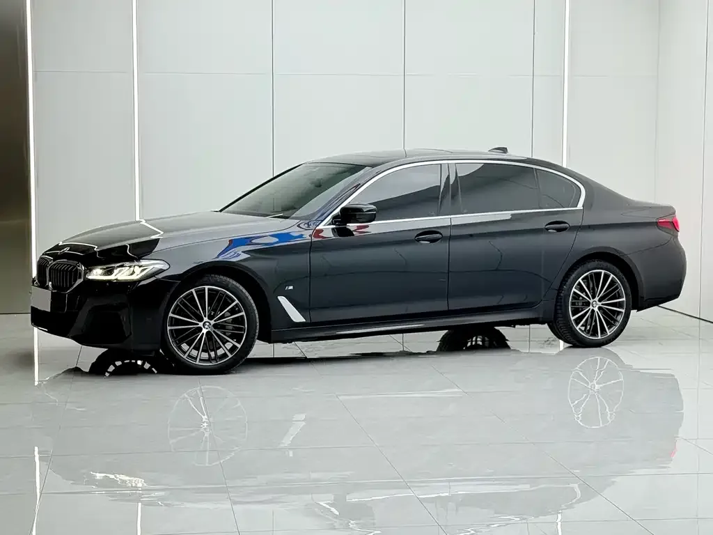 BMW 5 Series — фото 1
