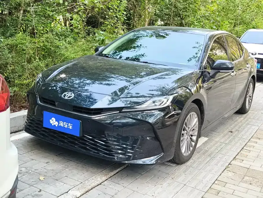 Toyota Camry — фото 1