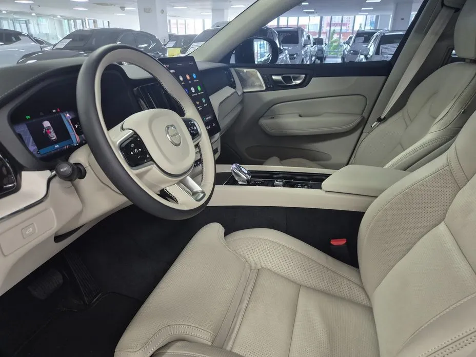 Volvo XC60 — фото 10