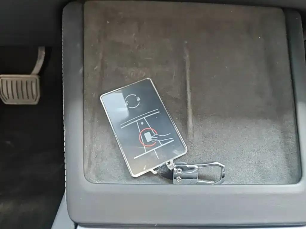 Tesla Model 3 — фото 10