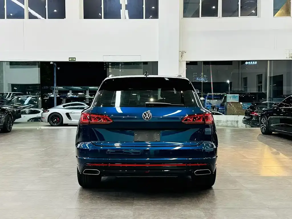 Volkswagen Touareg — фото 8