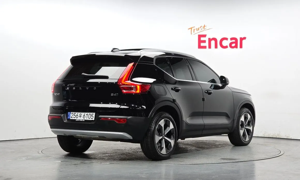Volvo XC40 — фото 10