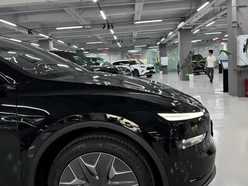 Tesla Model Y L — фото 4