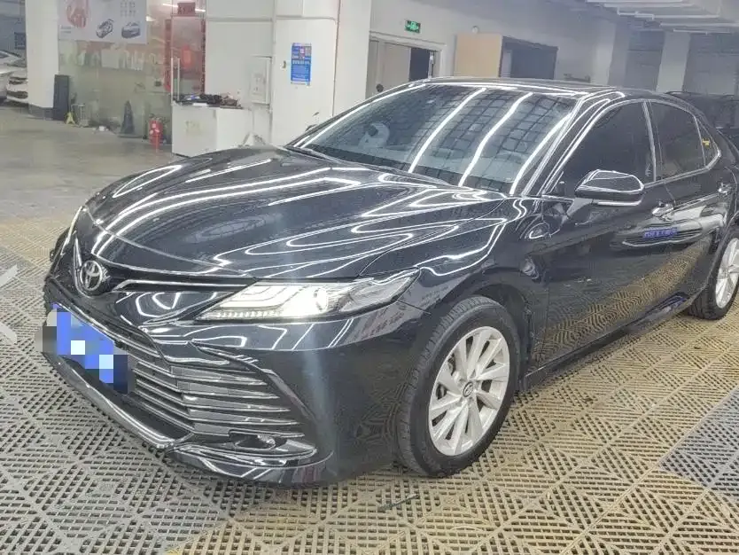 Toyota Camry — фото 1