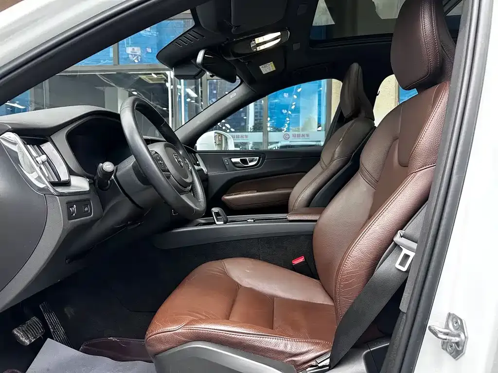 Volvo XC60 — фото 10