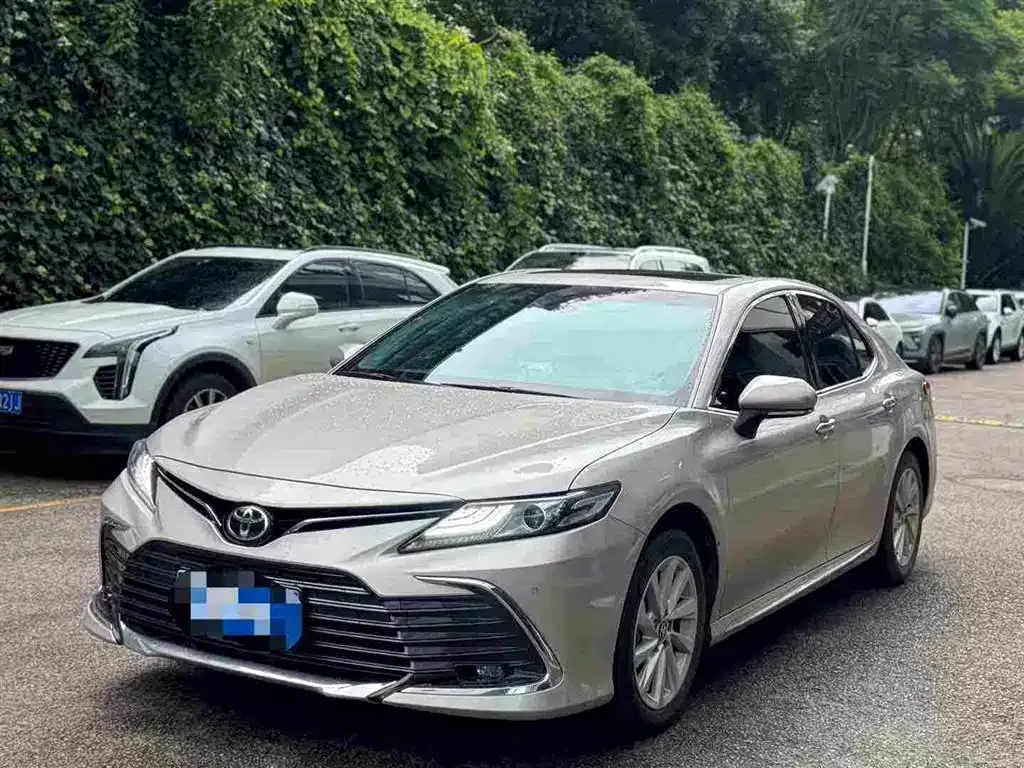 Toyota Camry — фото 1