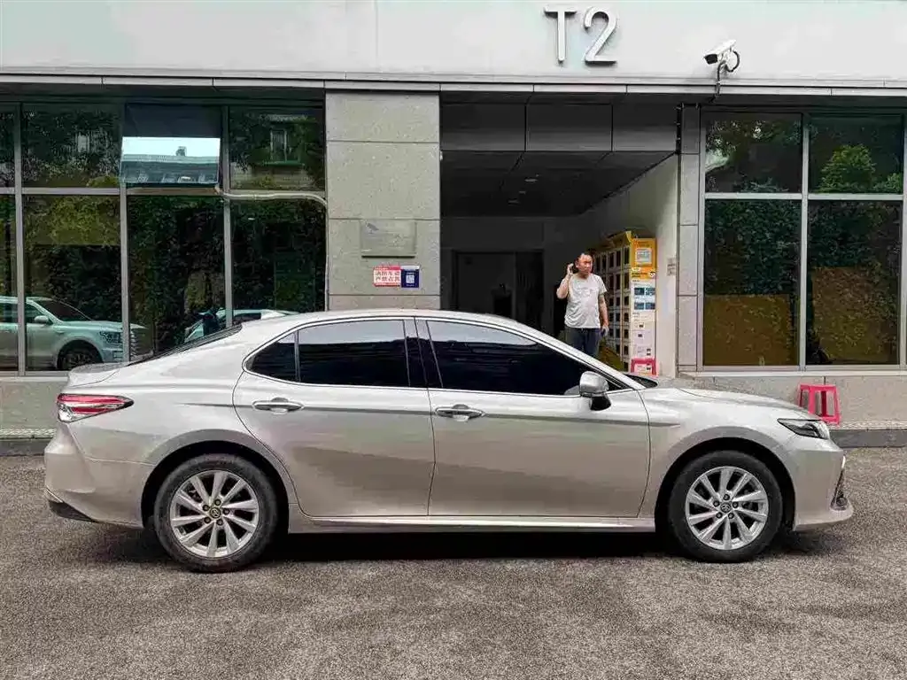 Toyota Camry — фото 2