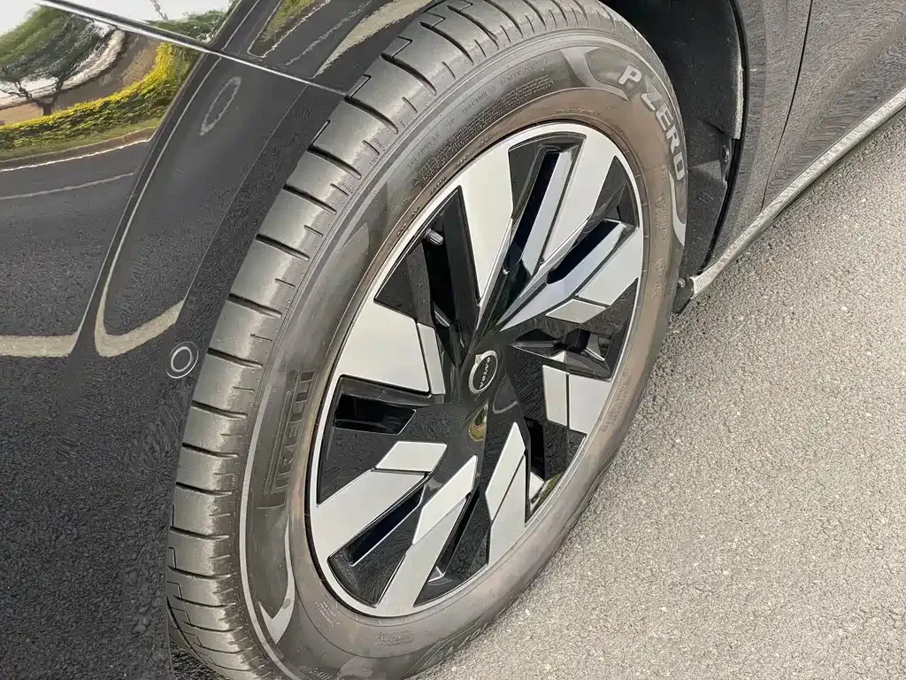 Volvo EM90 — фото 10