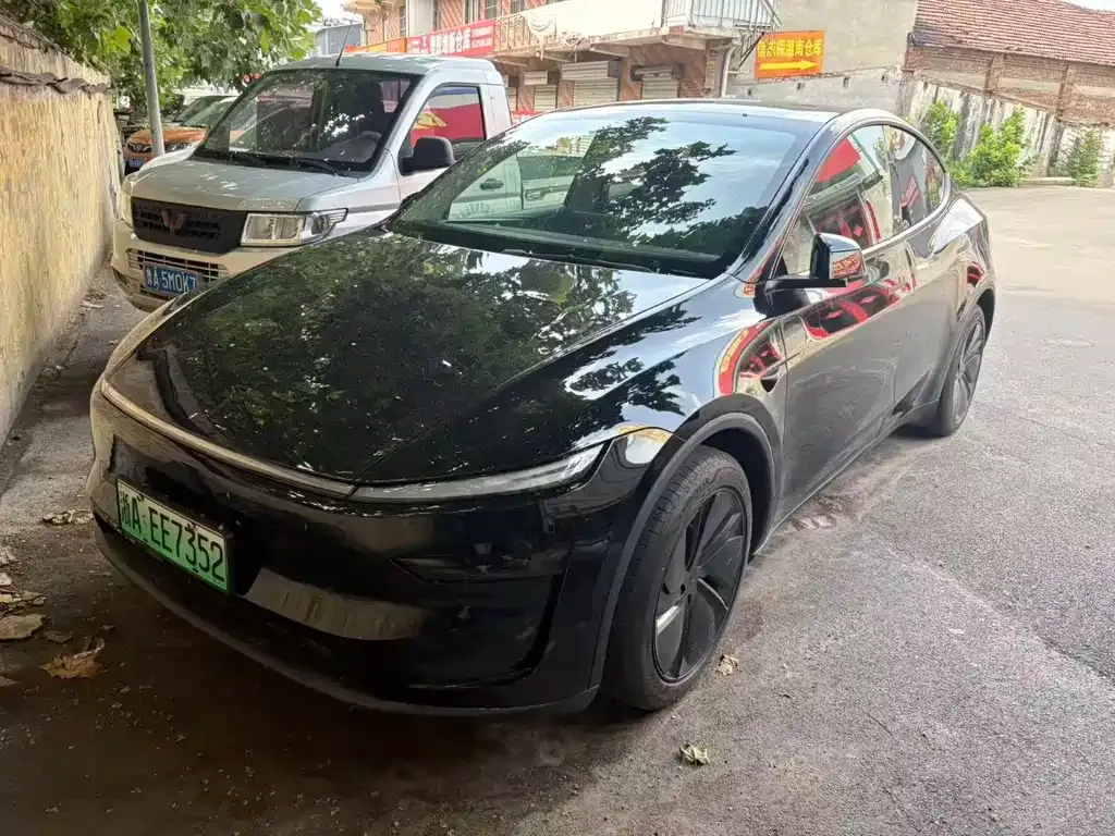 Tesla Model Y — фото 1