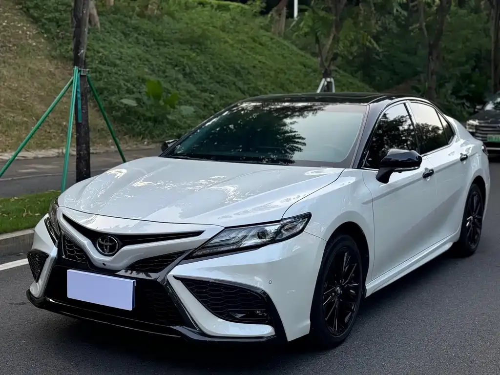 Toyota Camry — фото 1