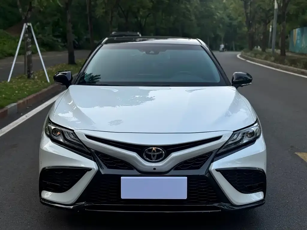 Toyota Camry — фото 3