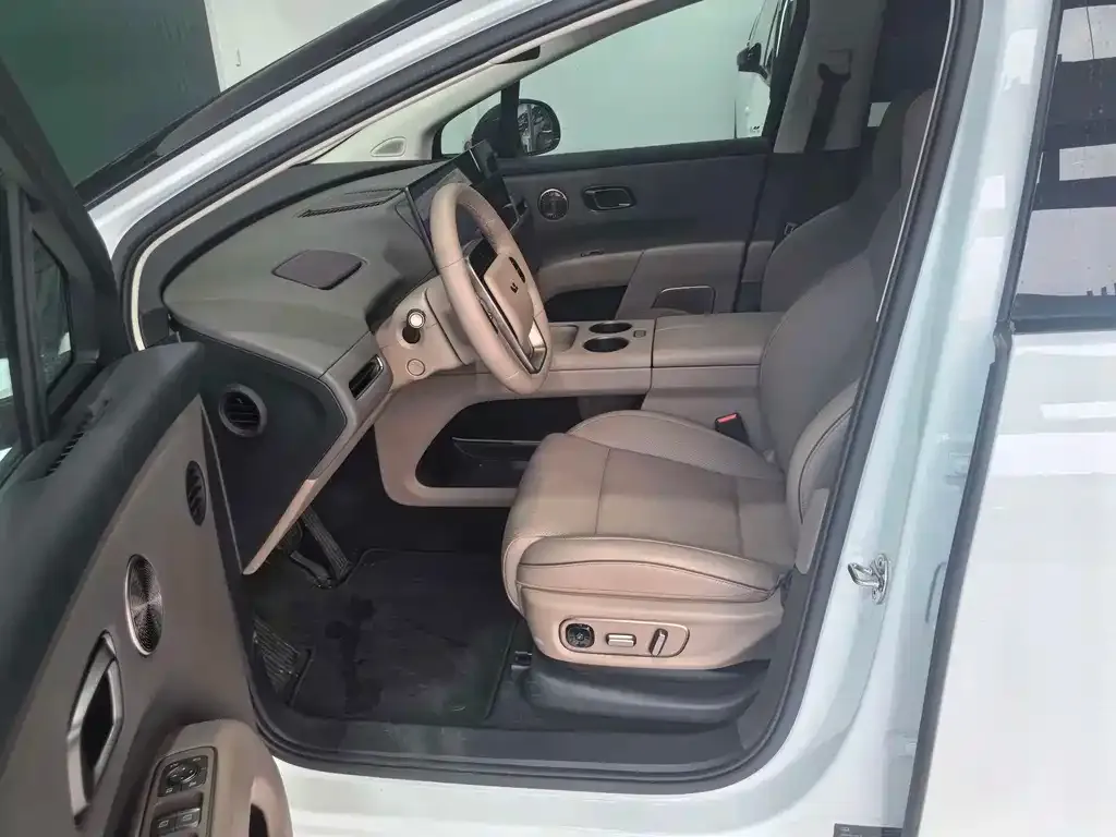 Li Auto i8 — фото 9