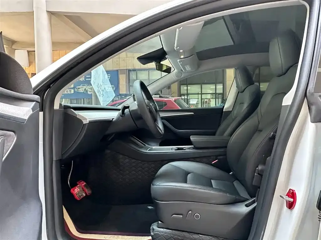 Tesla Model Y — фото 6