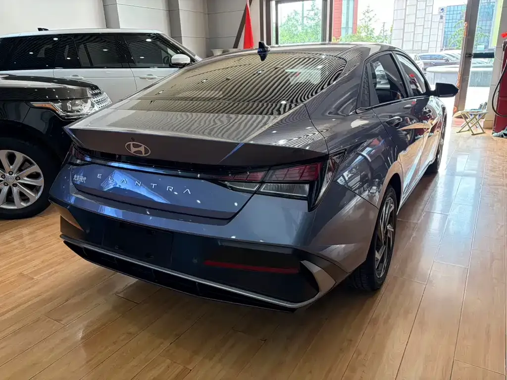 Hyundai Elantra — фото 5