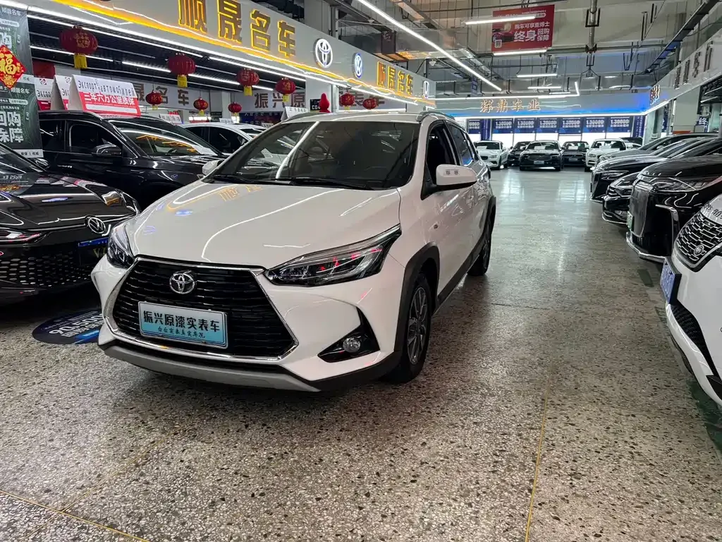 Toyota Yaris L — фото 1