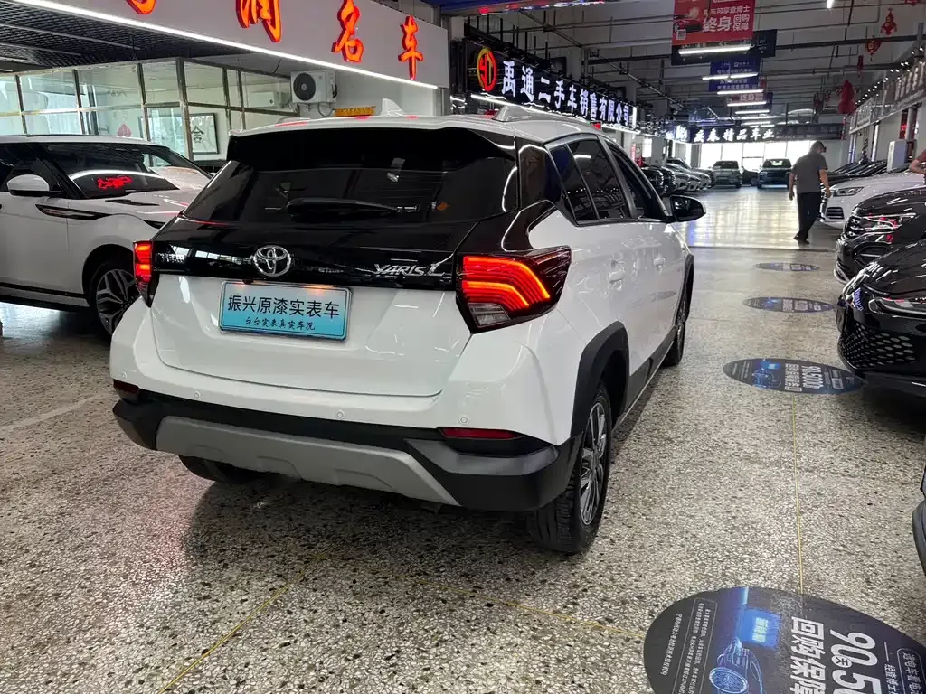 Toyota Yaris L — фото 10