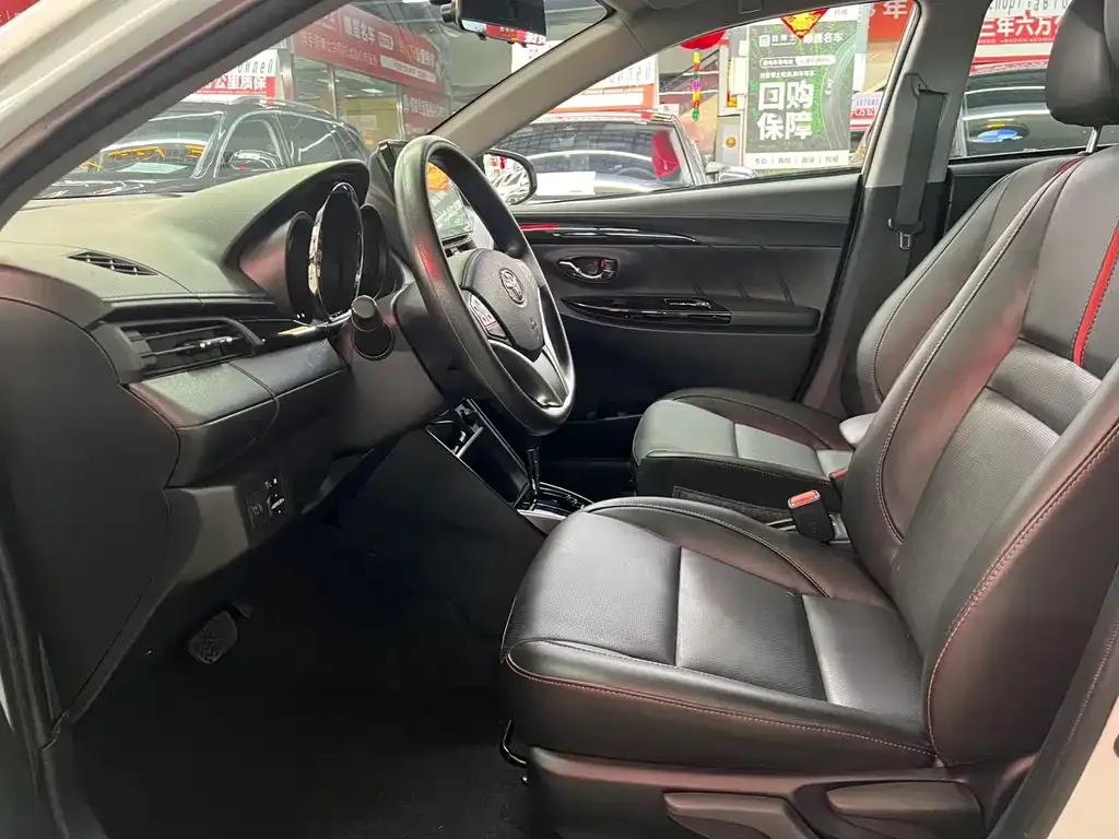 Toyota Yaris L — фото 2